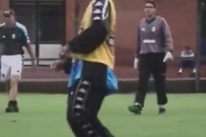 激情庆祝！姆巴佩一条龙破门场边阿隆索的反应